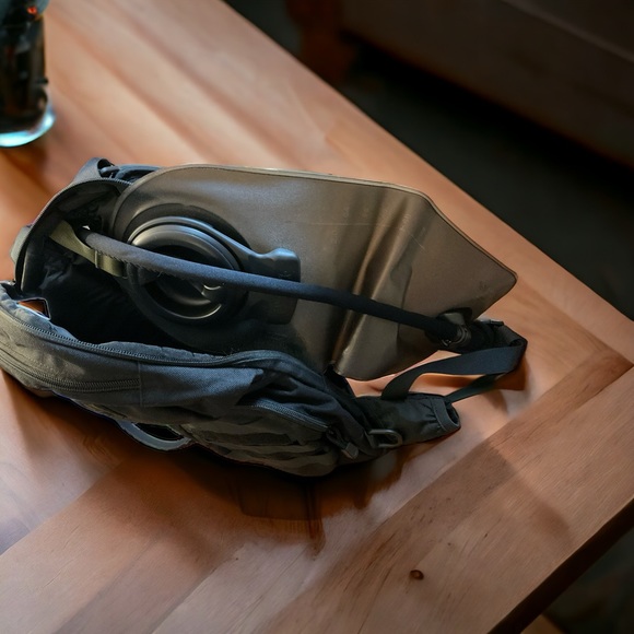 🐫CamelBak Maximum Gear Hydration Adjustable Strap Backpack! - Picture 6 of 7